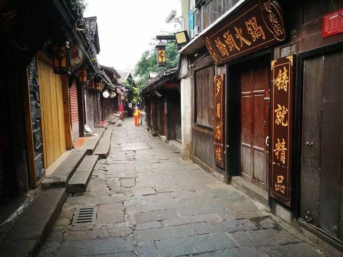 紧闭的闸门